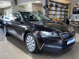 Skoda Superb Ambition iV Navi AHK PDC SHZ DAB+ DCC - mit Hybrid-Antrieb: Braun, Kombi
