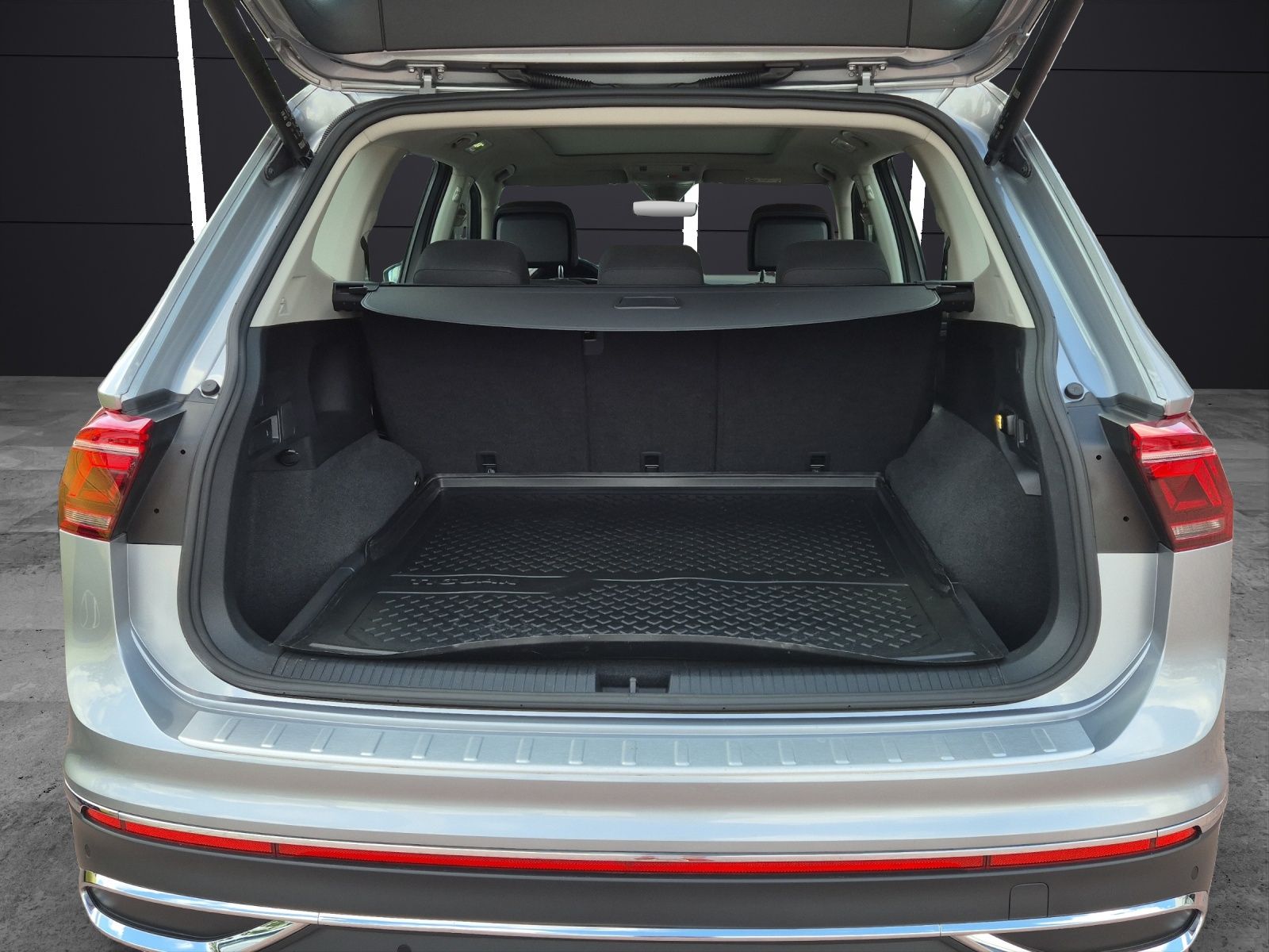 Fahrzeugabbildung Volkswagen Tiguan Allspace TSI Elegance DSG 4M Matrix Navi