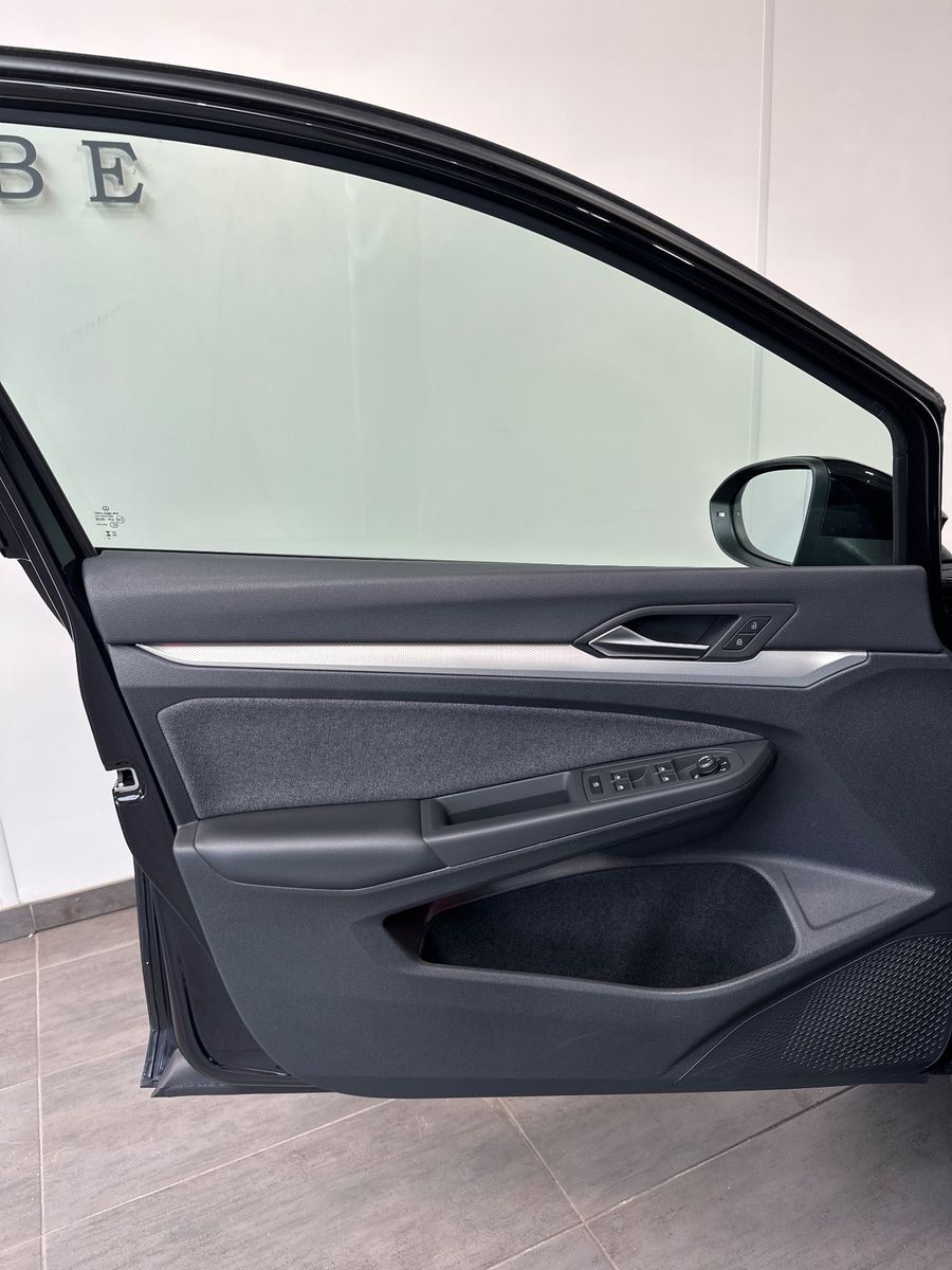 Fahrzeugabbildung Volkswagen Golf Variant 1.5 eTSI DSG Move NAV+LED+GJR+KAM