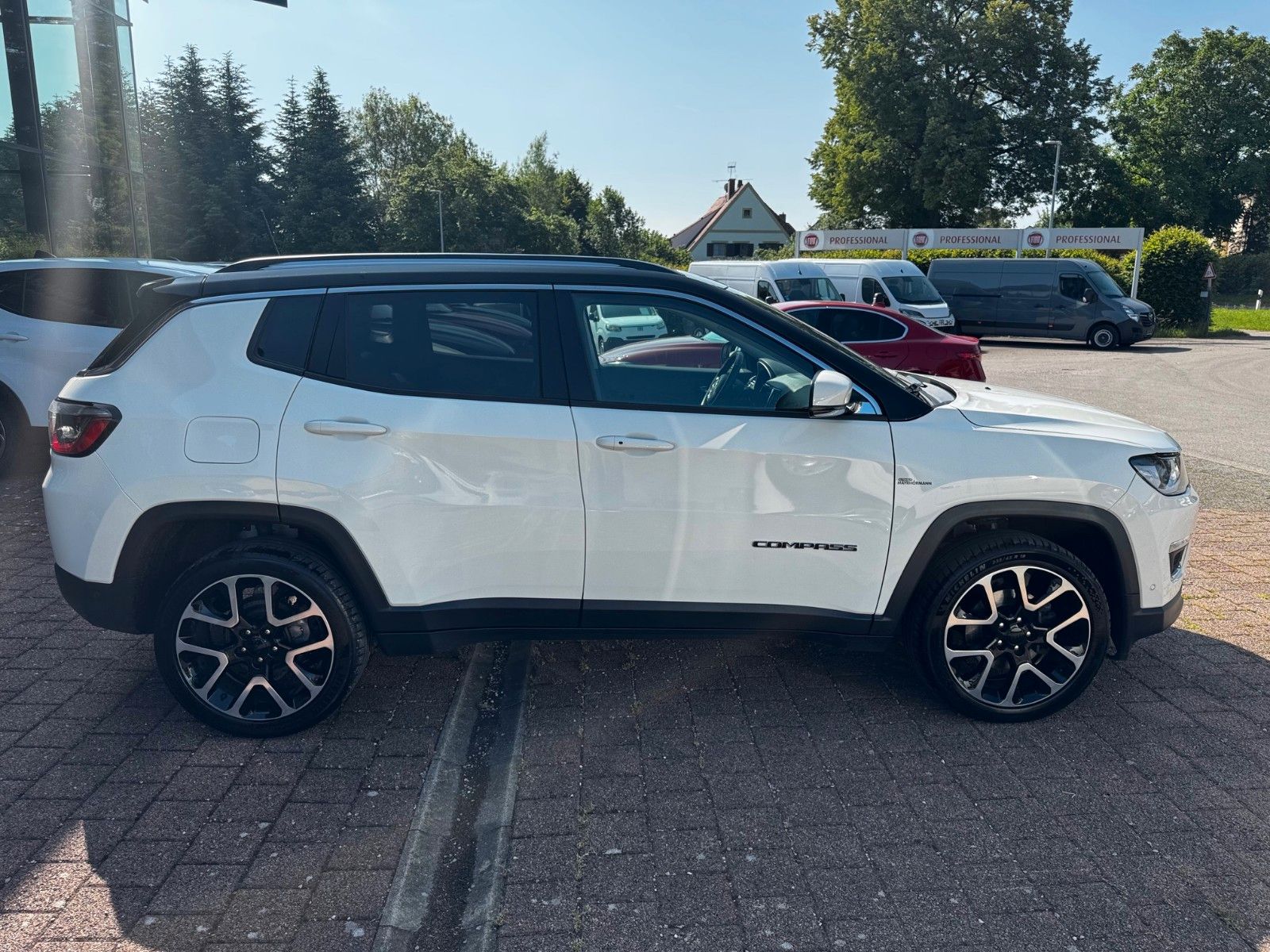 Fahrzeugabbildung Jeep COMPASS LIMITED 4X4 GLASDACH SITZKÜHLUNG DIESEL