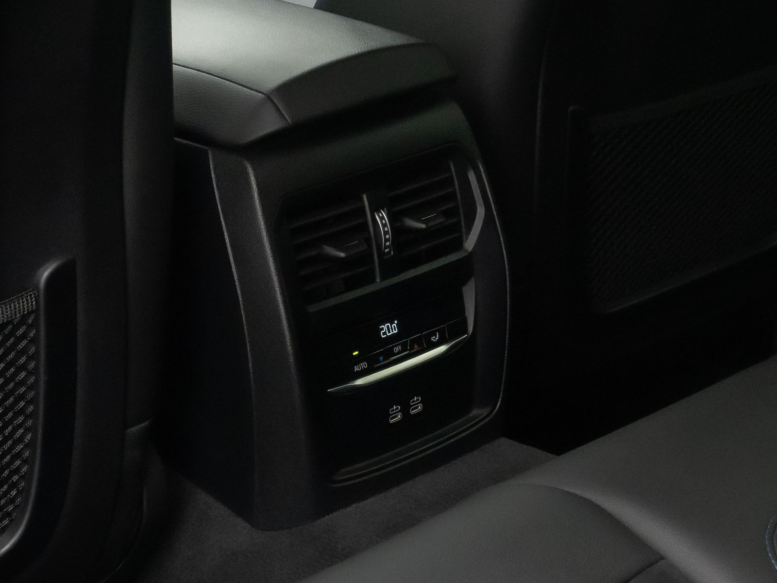 Fahrzeugabbildung BMW 330e M Sport DAB Kamera HUD H/K 19Zoll Parkassis