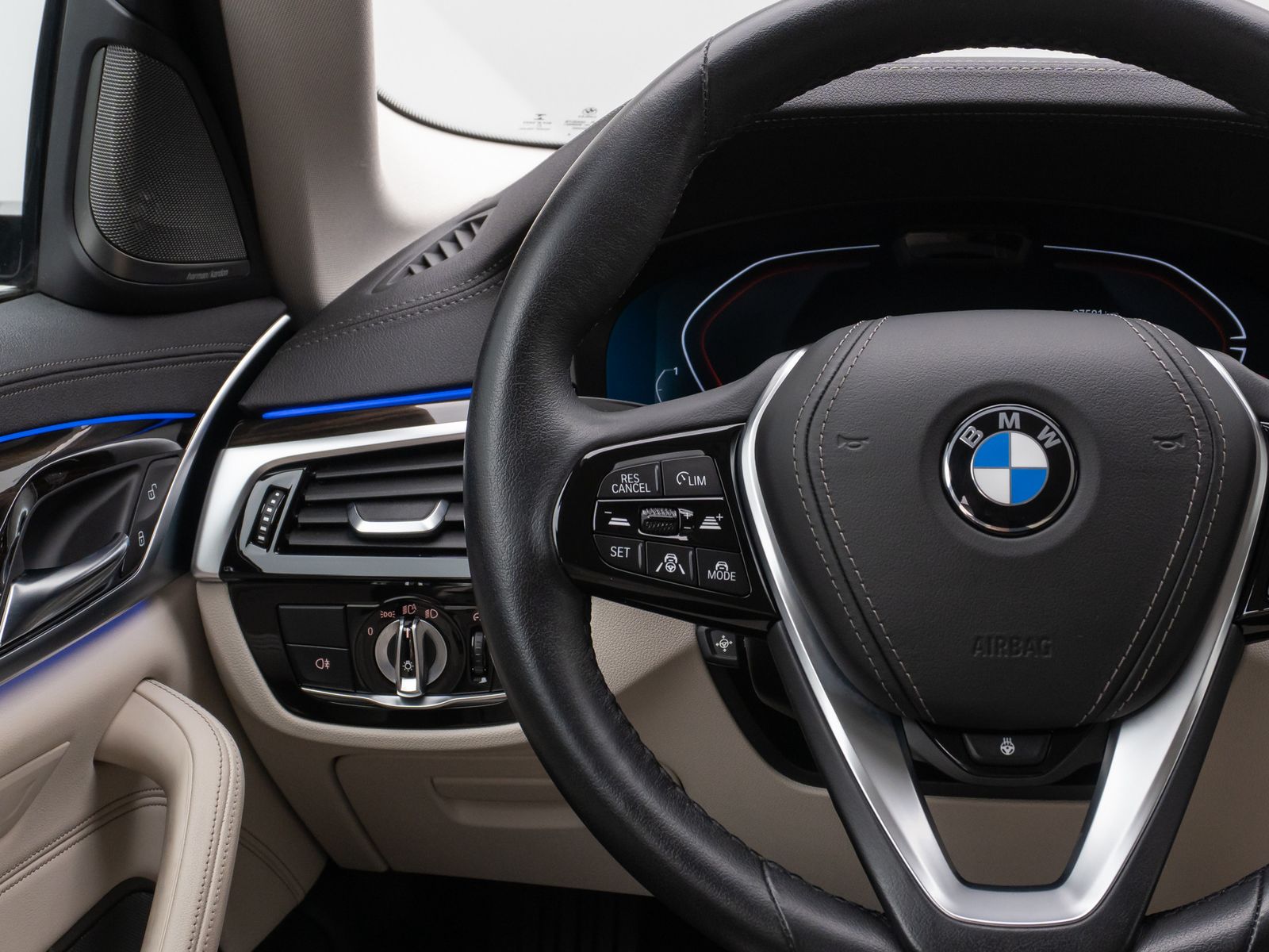 Fahrzeugabbildung BMW 530i Luxury Line Kamera Laser HUD DAB H/K SoftCL