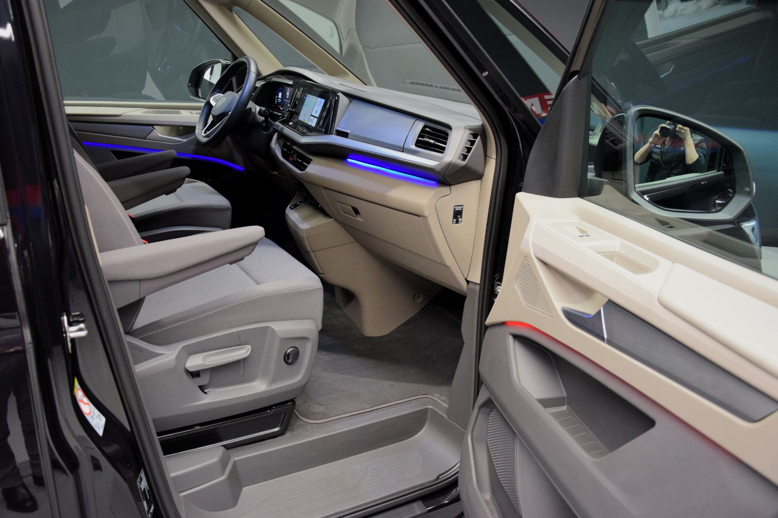 Fahrzeugabbildung Volkswagen T7 Multivan DSG Life 7-Sitze Pano AHK IQ-Light