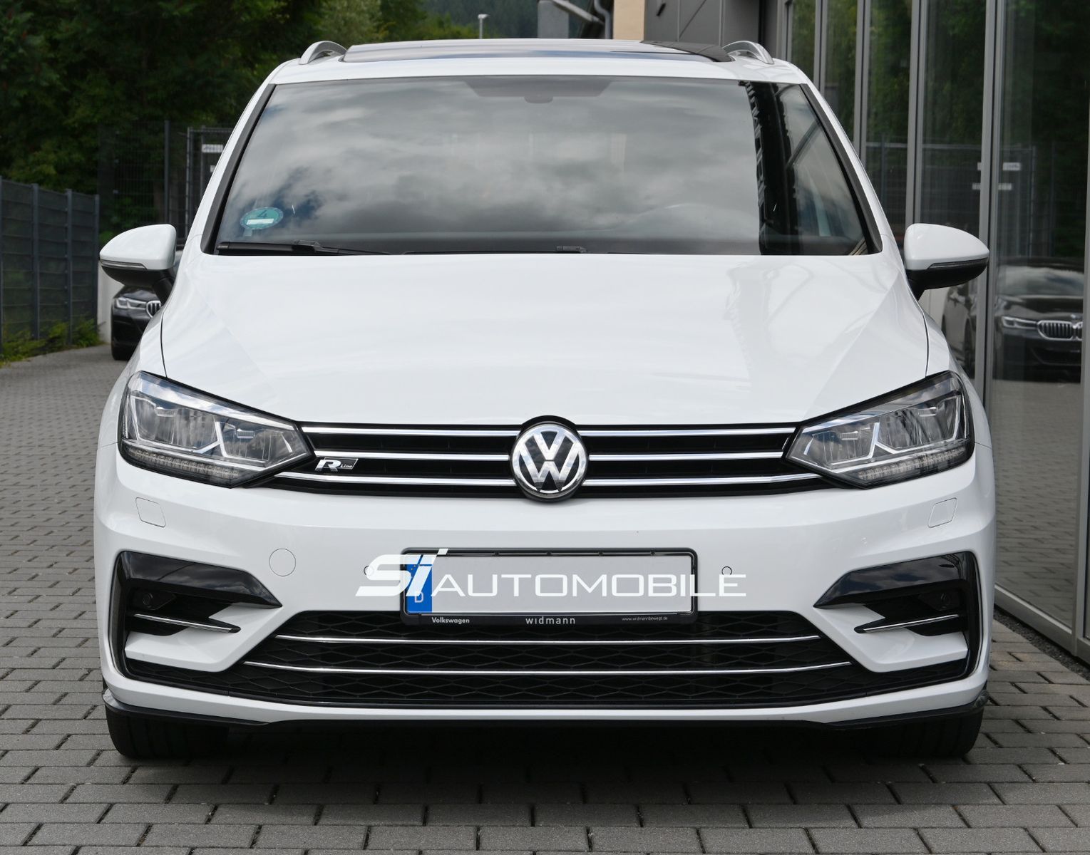 Fahrzeugabbildung Volkswagen Touran 2.0 TDI DSG R-Line °ACC°AHK°PANORAMA°KAM°
