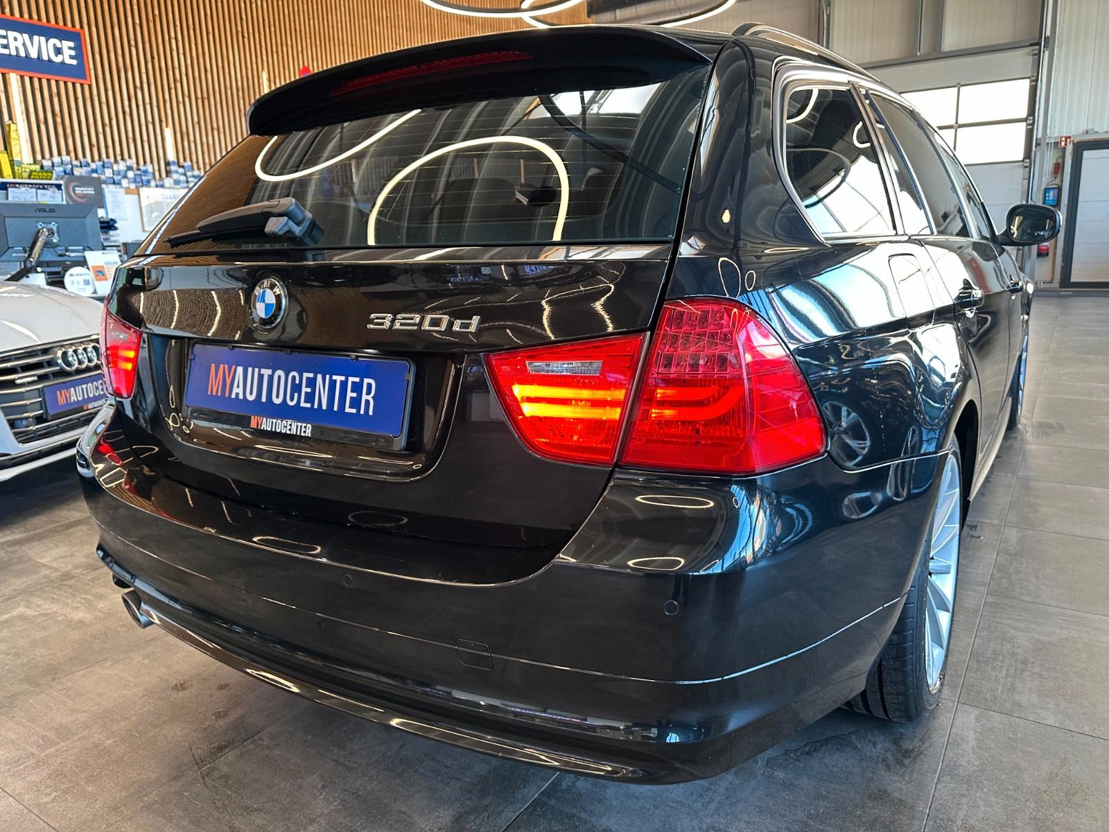 BMW 320 2011 — rear view