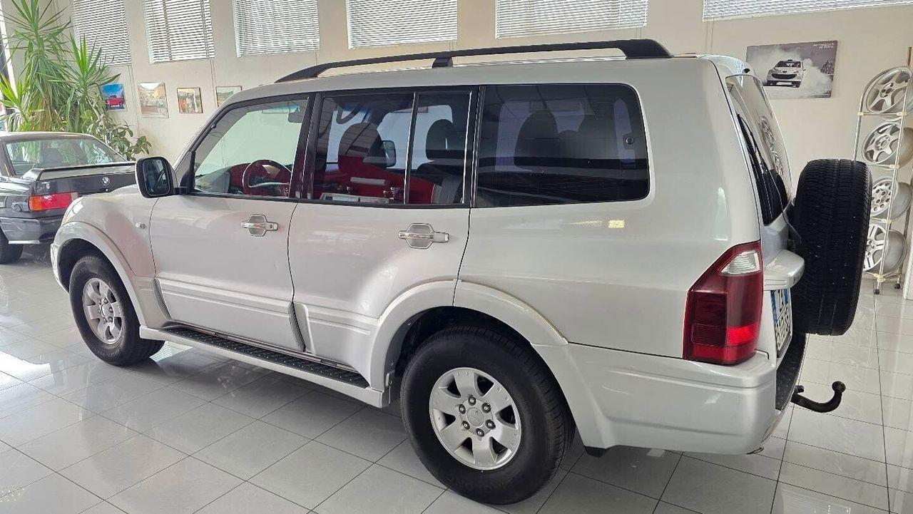 Mitsubishi Pajero 2004 — interior