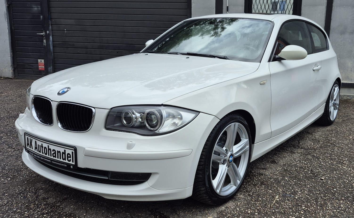 BMW 120i lim. Aut. Navi Schiebedach Vollleder