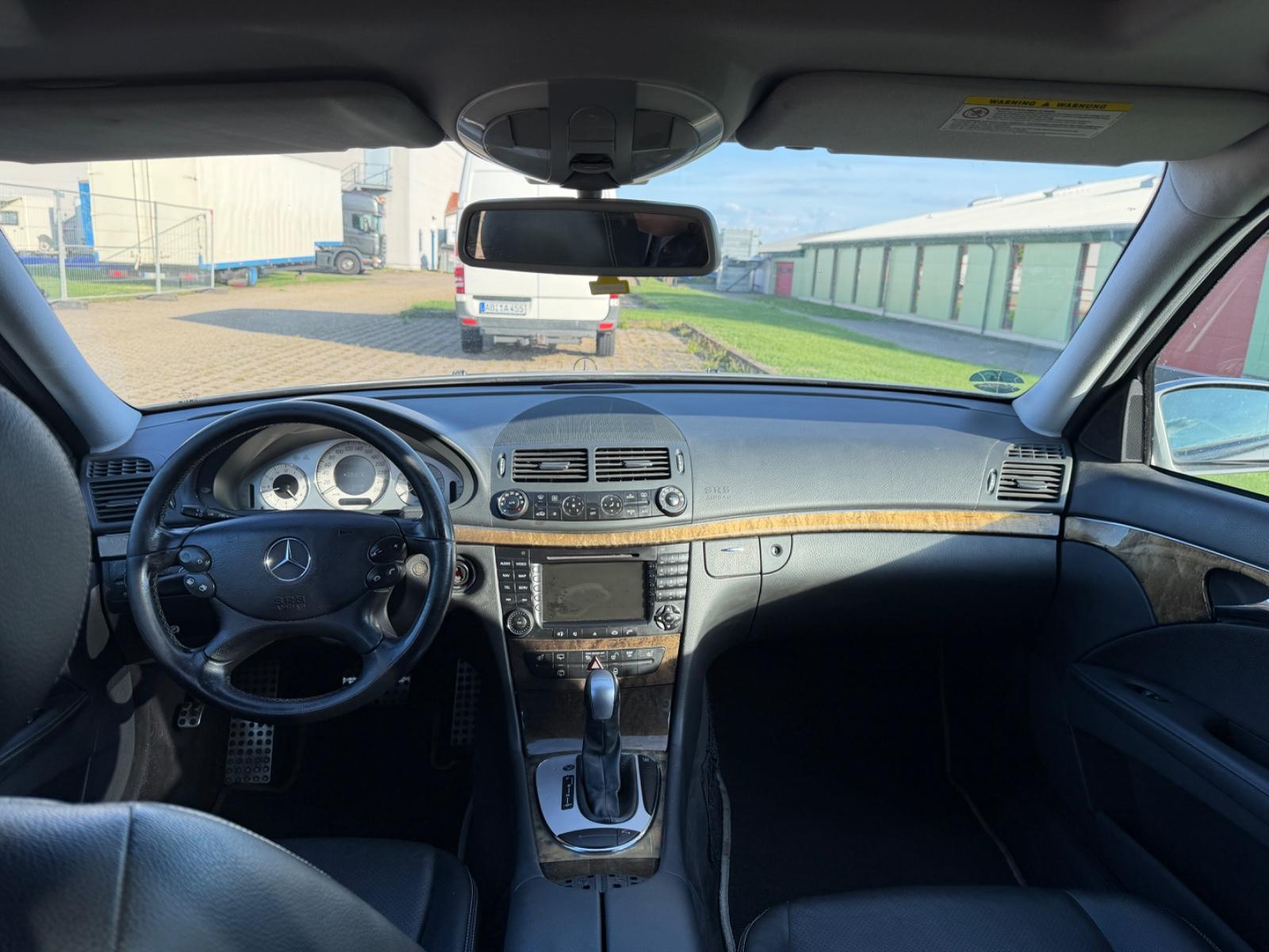 Mercedes-Benz E320 2006 — photo 13