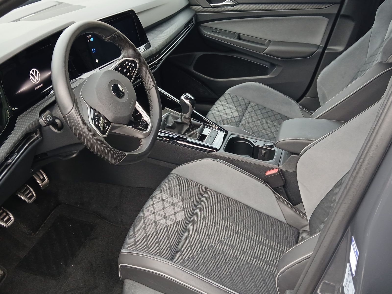 Fahrzeugabbildung Volkswagen Golf VIII Variant TSI R-Line LED AHK Navi AID AC