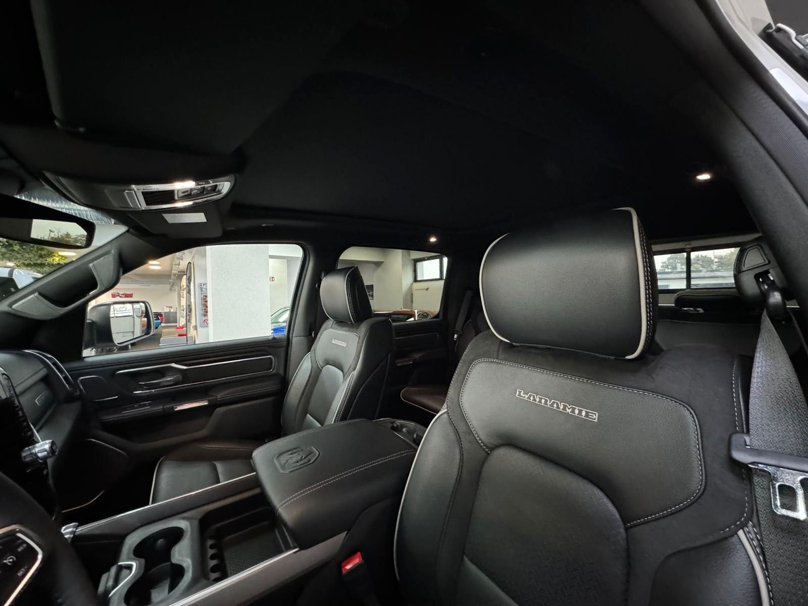 Fahrzeugabbildung Dodge LARAMIE CREW CAB SPORT  12" LUFTF. 22"  HEMI 4x4