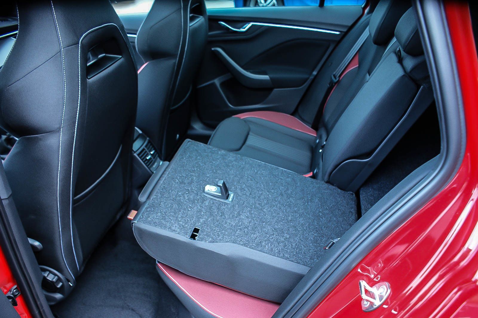 Fahrzeugabbildung SKODA Kamiq 1.5 TSI Monte Carlo PANORAMA KAMERA ACC 18