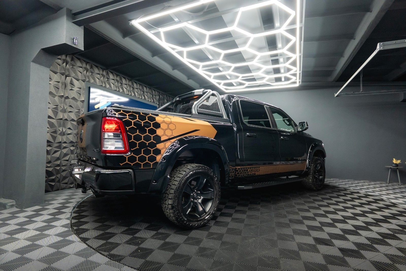 Fahrzeugabbildung Dodge RAM 5.7 V8 HEMI 4x4 Offroad Night-Edition LPG