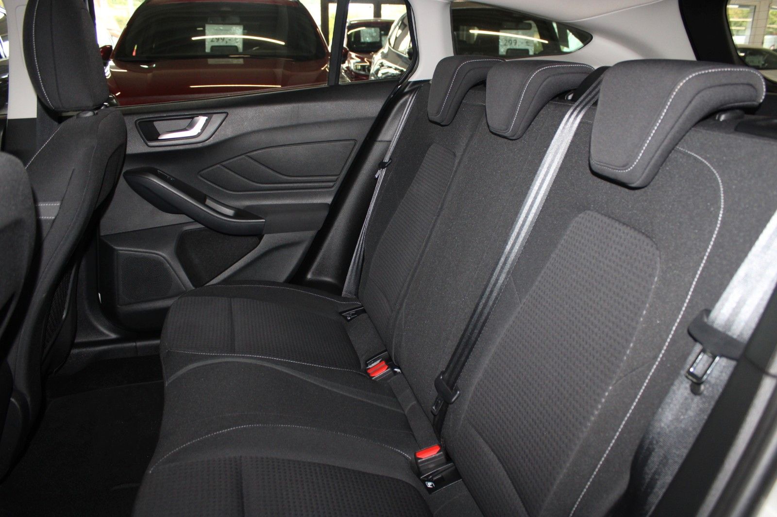 Fahrzeugabbildung Ford Focus Cool & Connect Automatik + AHK ACC WinterP