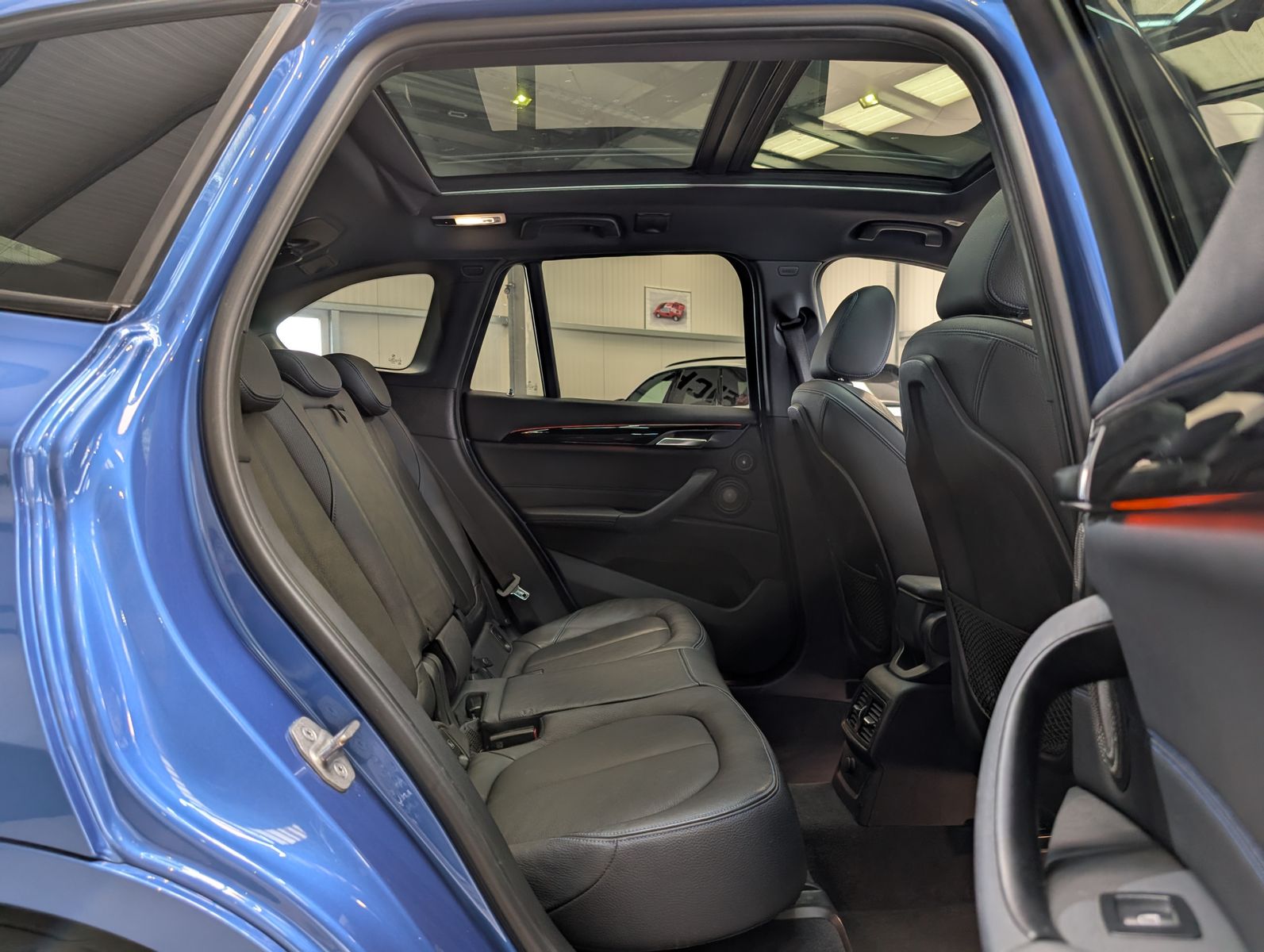 Fahrzeugabbildung BMW X1 20d xD M-Sport LED H&K Cam HUD Pano AHK 19"