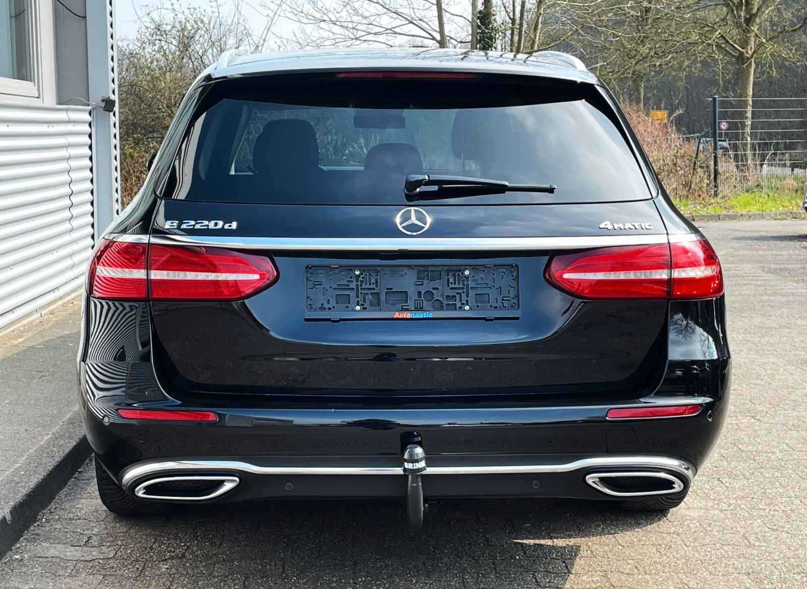 Fahrzeugabbildung Mercedes-Benz E 220T AUT. 4-MATIC NAVI CAM LED AHK 1.Hd