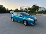 Peugeot 208 1.4 L , 90 Ps, Panorama Dach, TÜV bis 2028 - Peugeot 208 mit Schiebedach