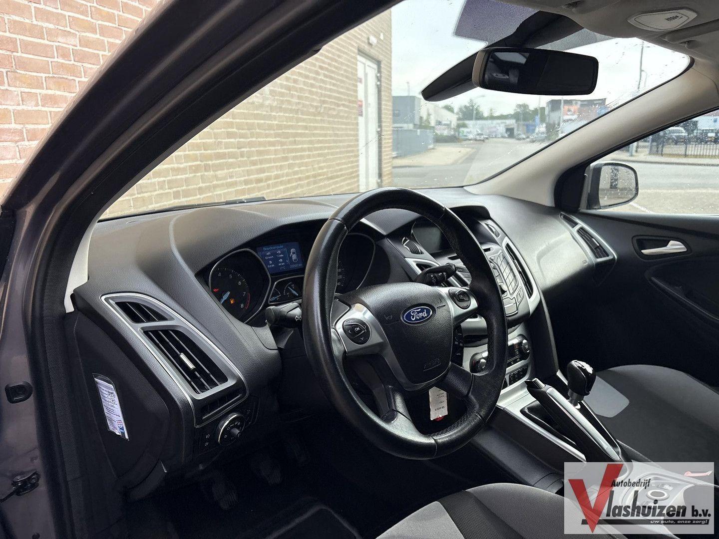 Ford Focus 2012 — interior