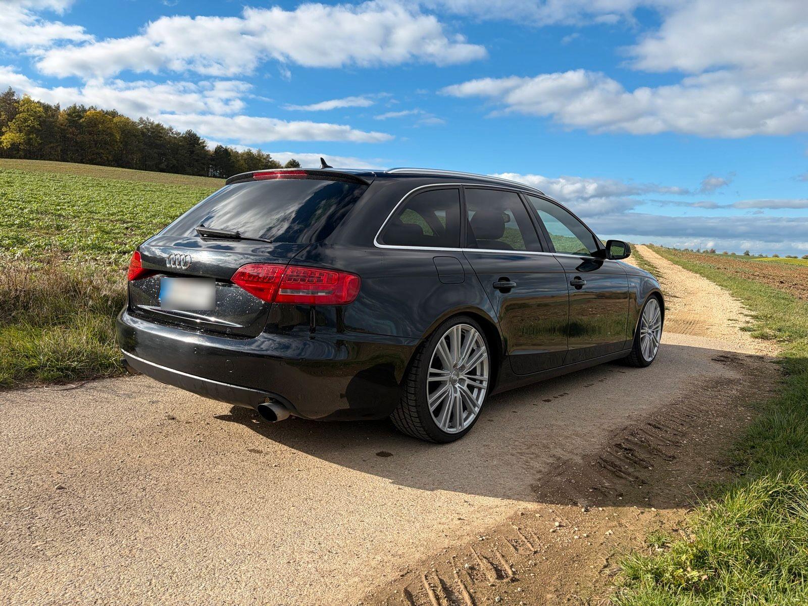 Audi A4 2010 — салон