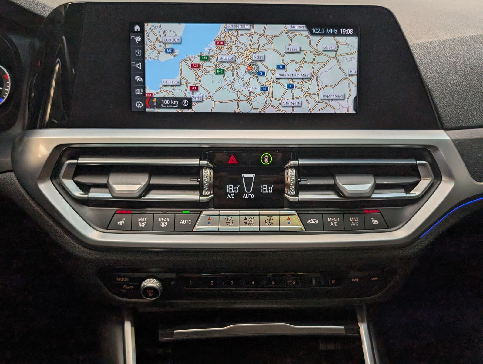 Fahrzeugabbildung BMW 320 i M Sport Navi Shadow*HUD*LED*TEMPO*PANO*AHK