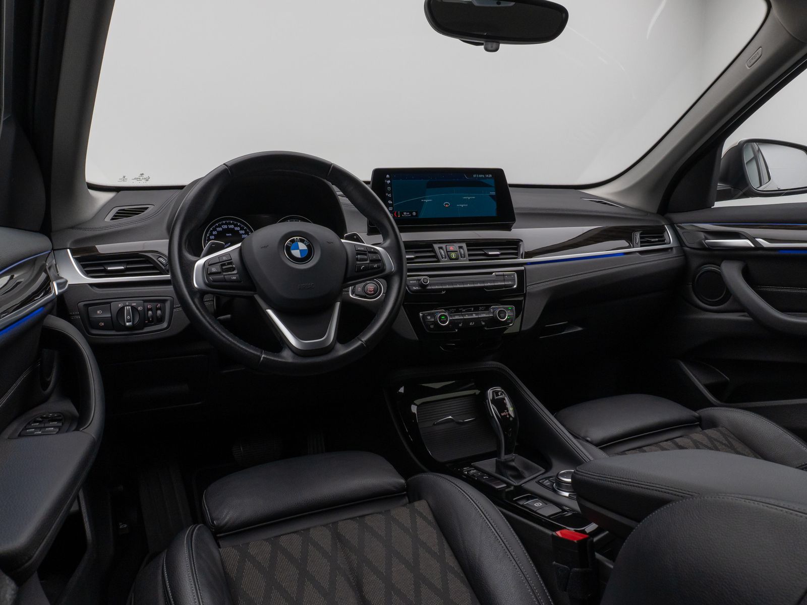 Fahrzeugabbildung BMW X1 sD20i xLine Kamera HUD DAB HiFi AHK Sport 18"