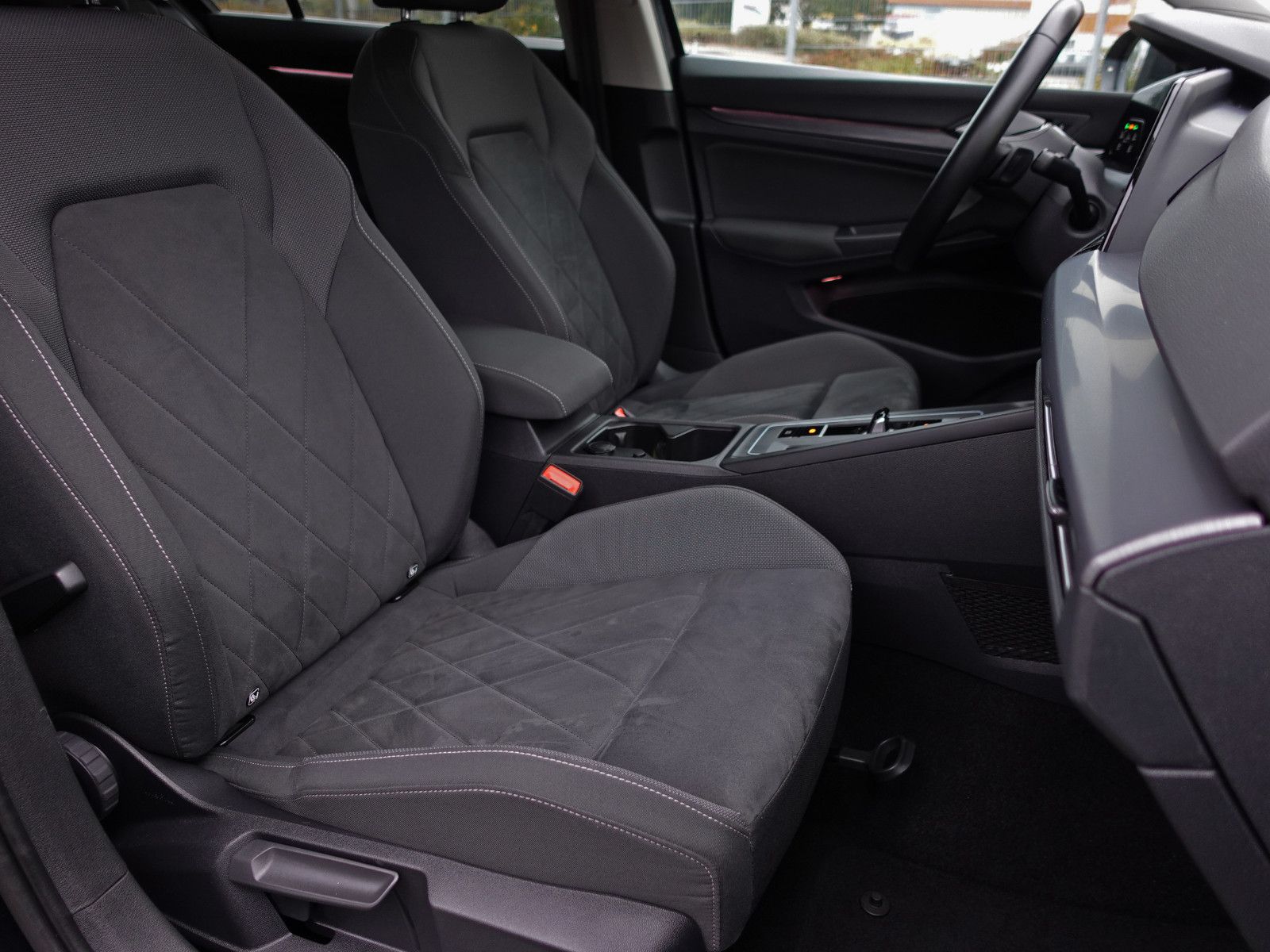 Fahrzeugabbildung Volkswagen Golf 2.0 TSI DSG 4MOTION Style IQ.Light Assist.