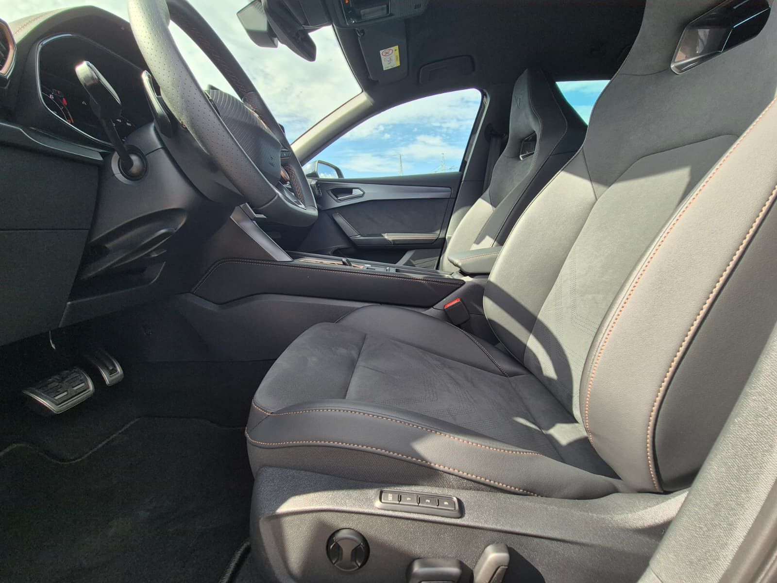 Fahrzeugabbildung CUPRA Leon 1.5 eTSI DSG AHK*DYNAMICA*EDGE*LED*5JGARAN.
