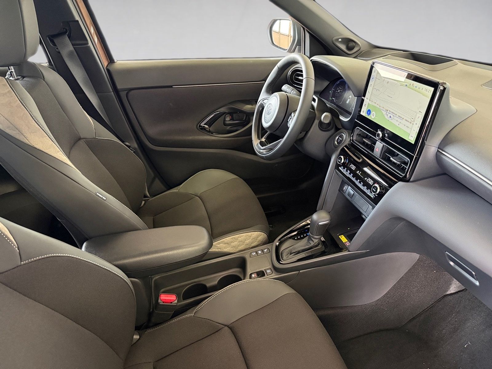 Fahrzeugabbildung Toyota Yaris Cross Lounge 1.5-l-Hybrid LED,Navi,elHeckk