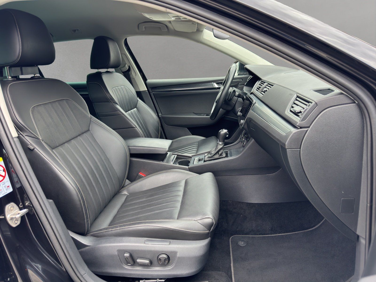 Fahrzeugabbildung SKODA Superb Combi 2.0 TDI DSG/ACC/CAM/ST-HZG/MATRIX/