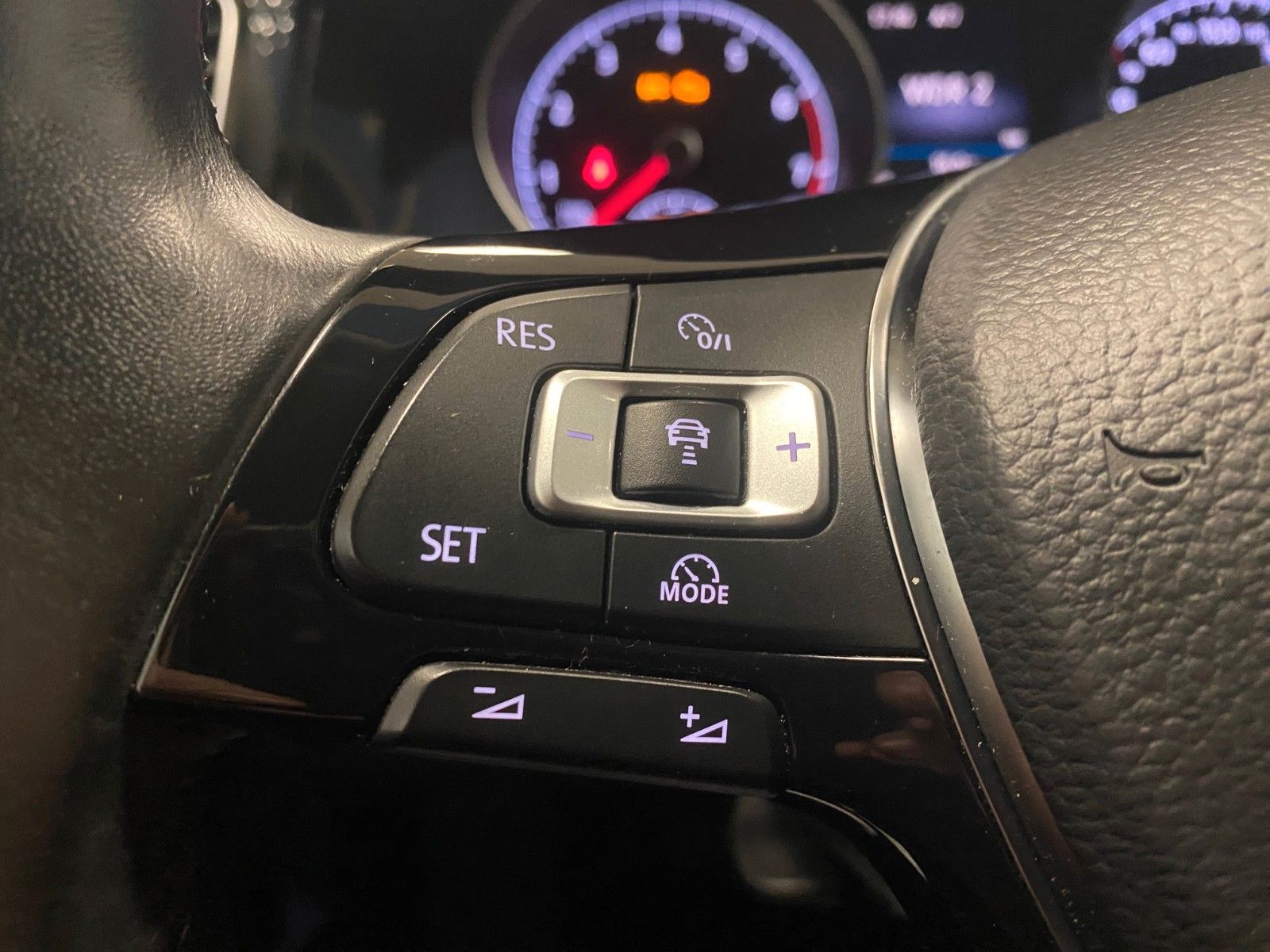 Fahrzeugabbildung Volkswagen Golf 7 1.4 TSI Highline+NAVI+ACC+ergoACTIVE+PDC+