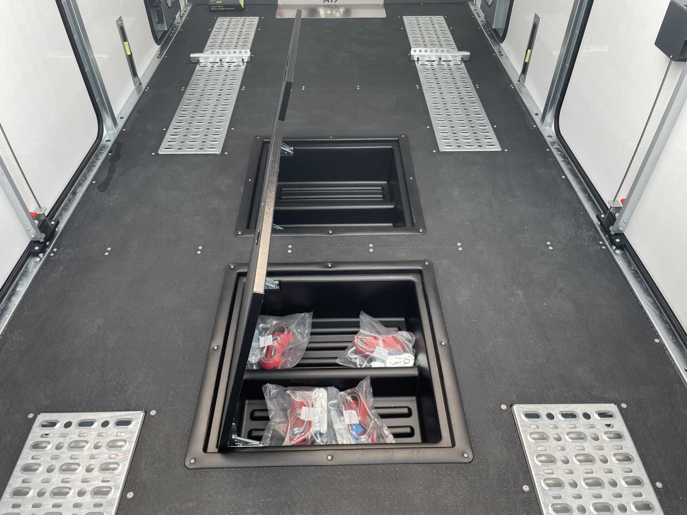 Fahrzeugabbildung Brian James Brian James Race Transporter 7 / 6,16 m 3.500 kg