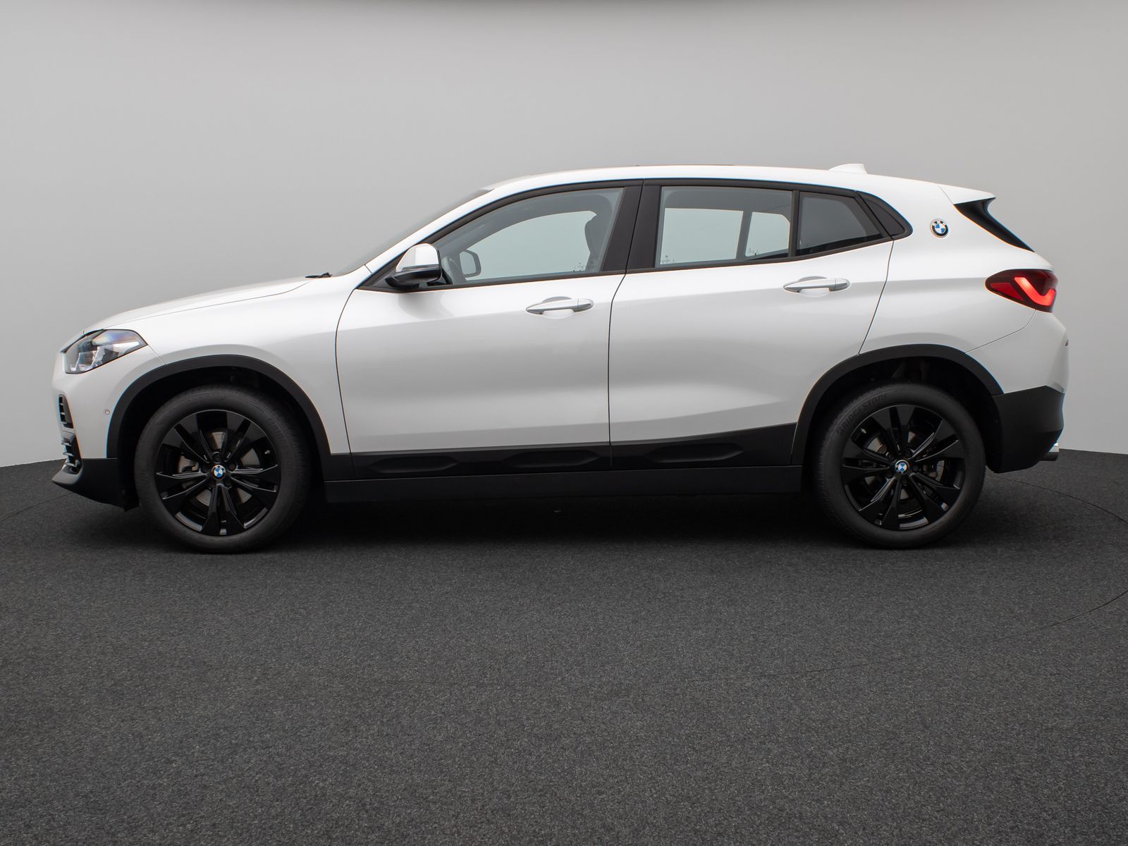 Fahrzeugabbildung BMW X2 sD18i Panorama Kamera DAB HiFi Komfort MSport