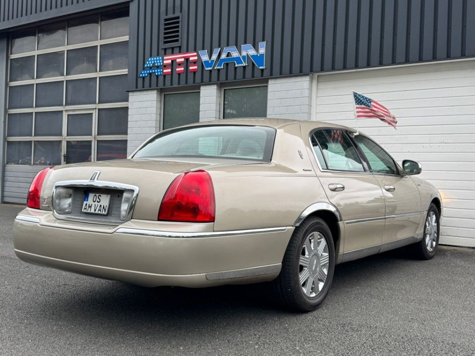 Fahrzeugabbildung Lincoln Town Car Signature Limited LPG HU AU Frisch