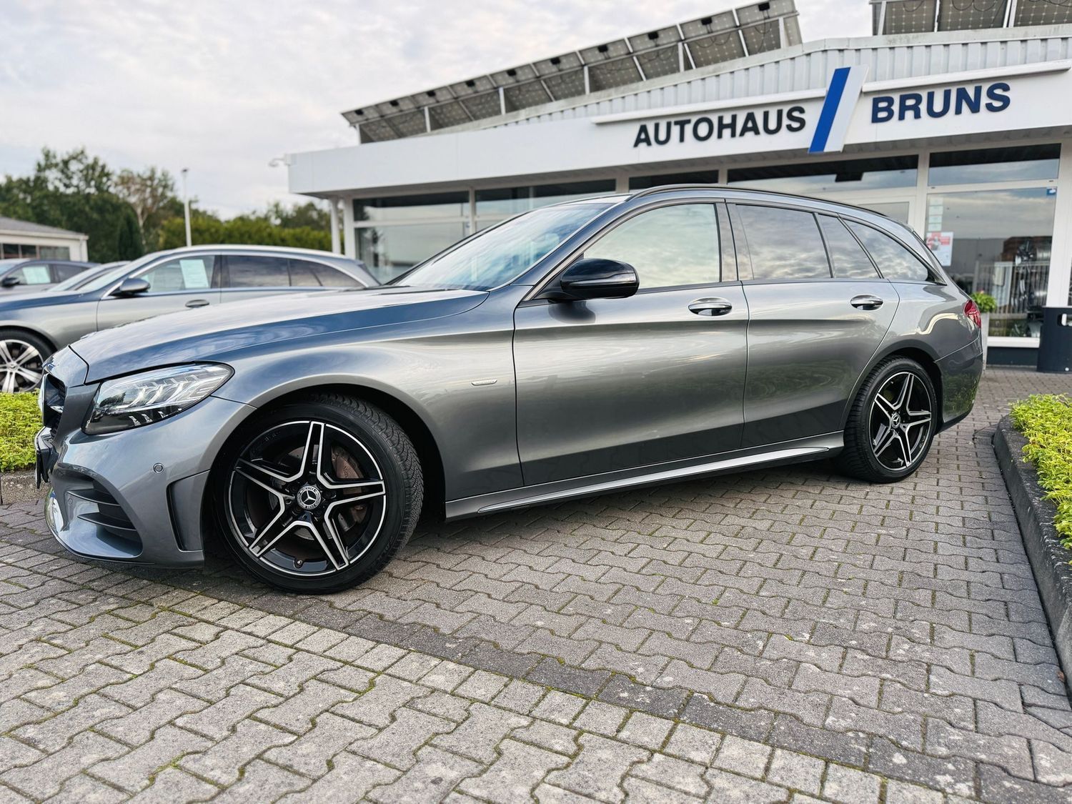 Fahrzeugabbildung Mercedes-Benz C 220 T d AMG NIGHT Edition - AHK schw., Distron