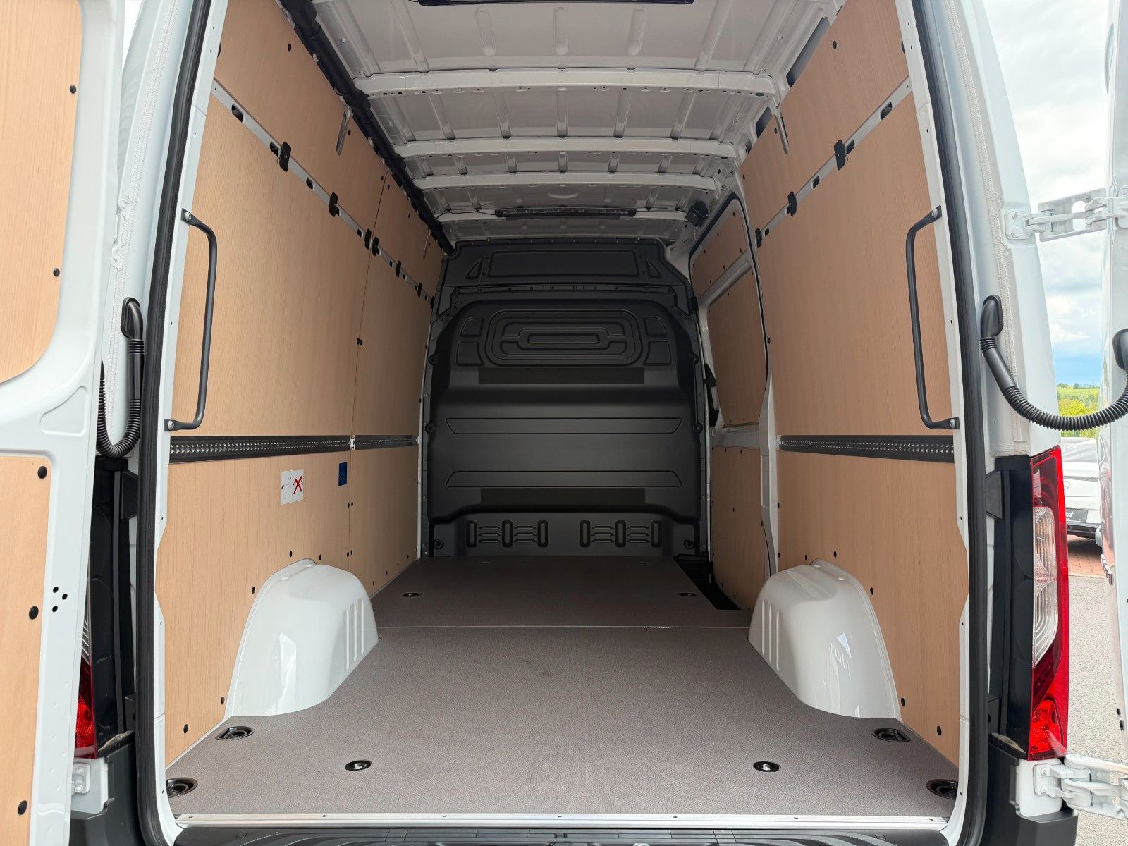 Fahrzeugabbildung Mercedes-Benz Sprinter 319 CDI 4x4 3665 DISTRONIC AHK LED