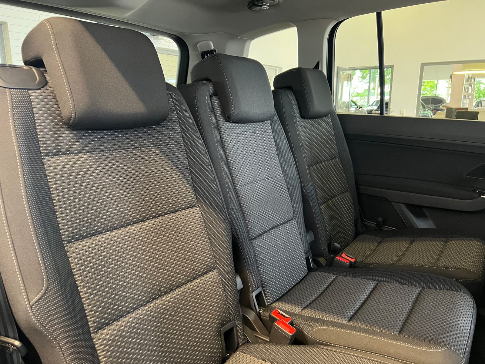 Fahrzeugabbildung Volkswagen Touran Comfortline 1.5 TSI DSG *AHK, LED, 7Sitze