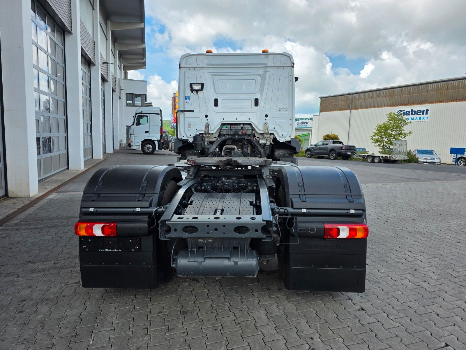 Fahrzeugabbildung Mercedes-Benz Actros 1843 LS 4x4 HAD Kipphydraulik 4 STÜCK