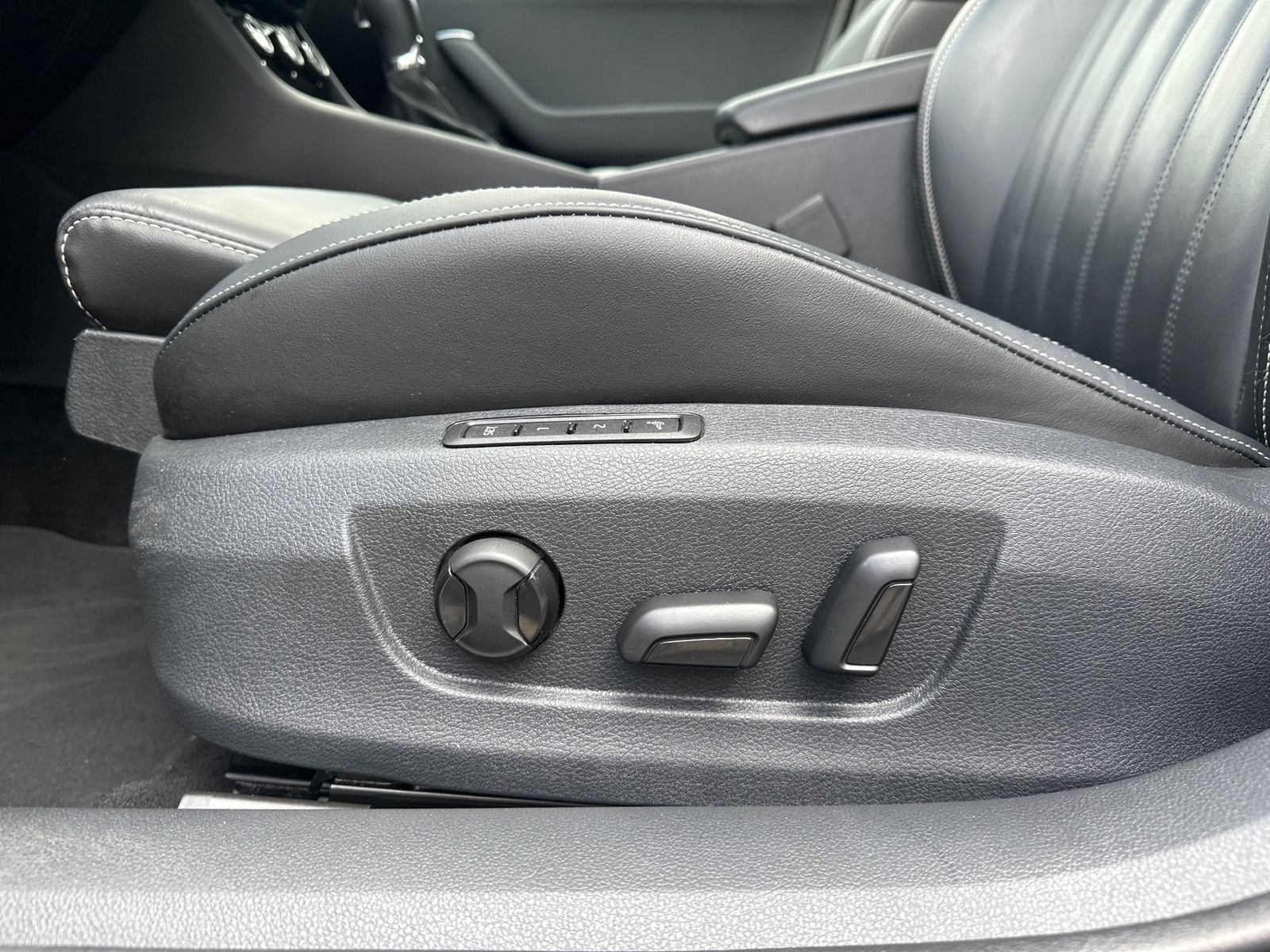 Fahrzeugabbildung SKODA Superb Combi 2.0 TDI DSG L&K 4x4 NAV+LED+AHK+KAM