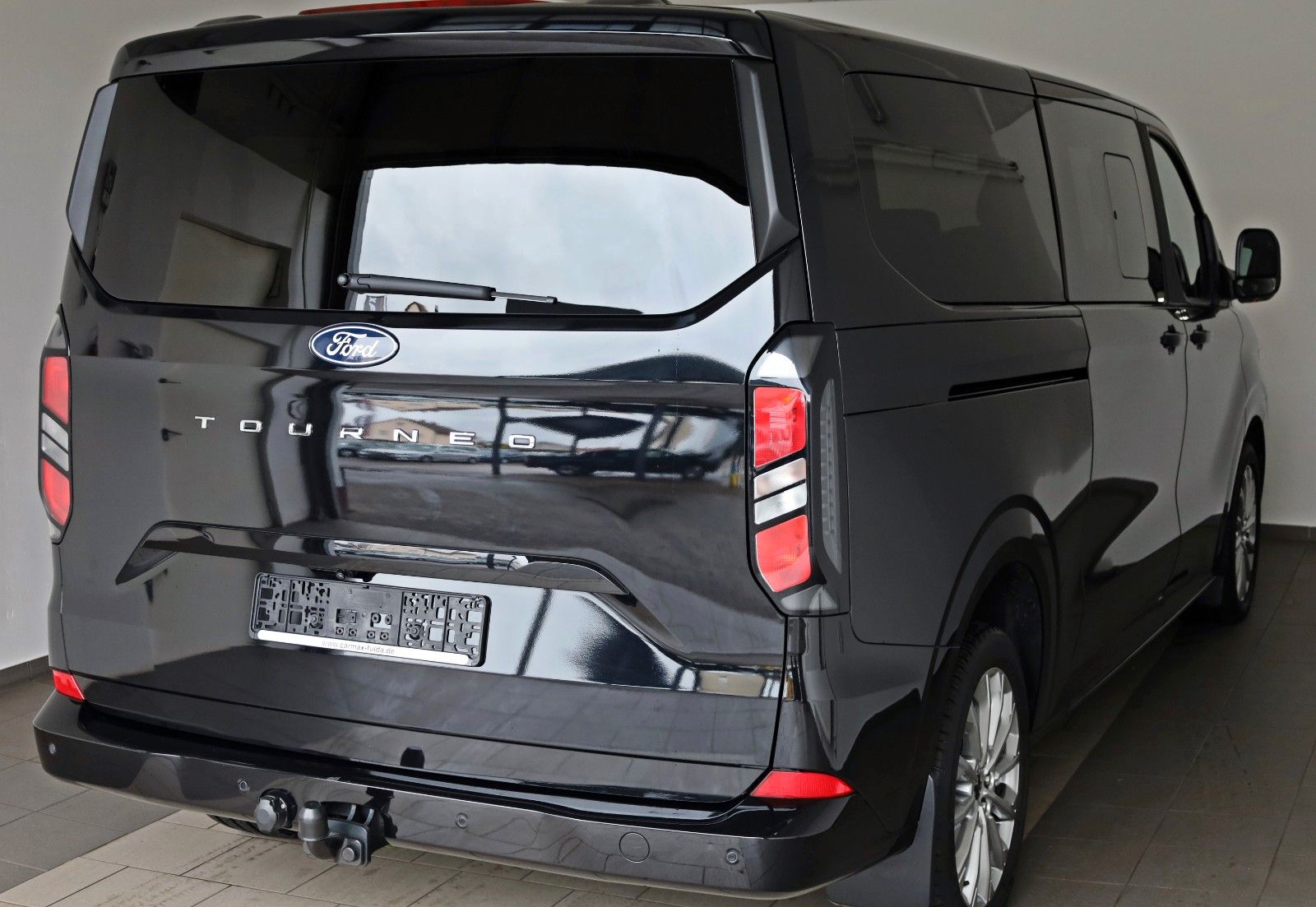 Fahrzeugabbildung Ford Tourneo Custom 2.0  320 L2 Titanium,8 Sitzer,AHK
