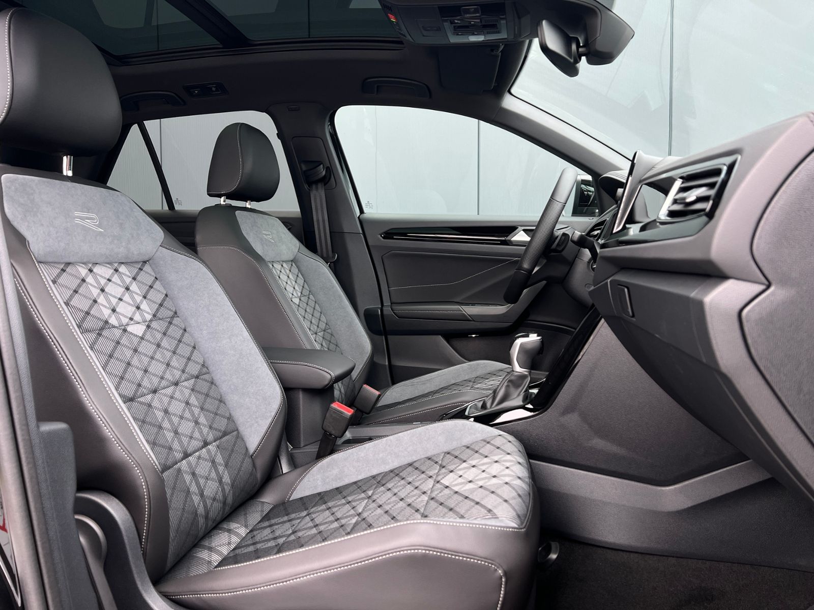 Fahrzeugabbildung Volkswagen T-Roc R-Line 1.5 TSI DSG *Black Style, AHK, Pano