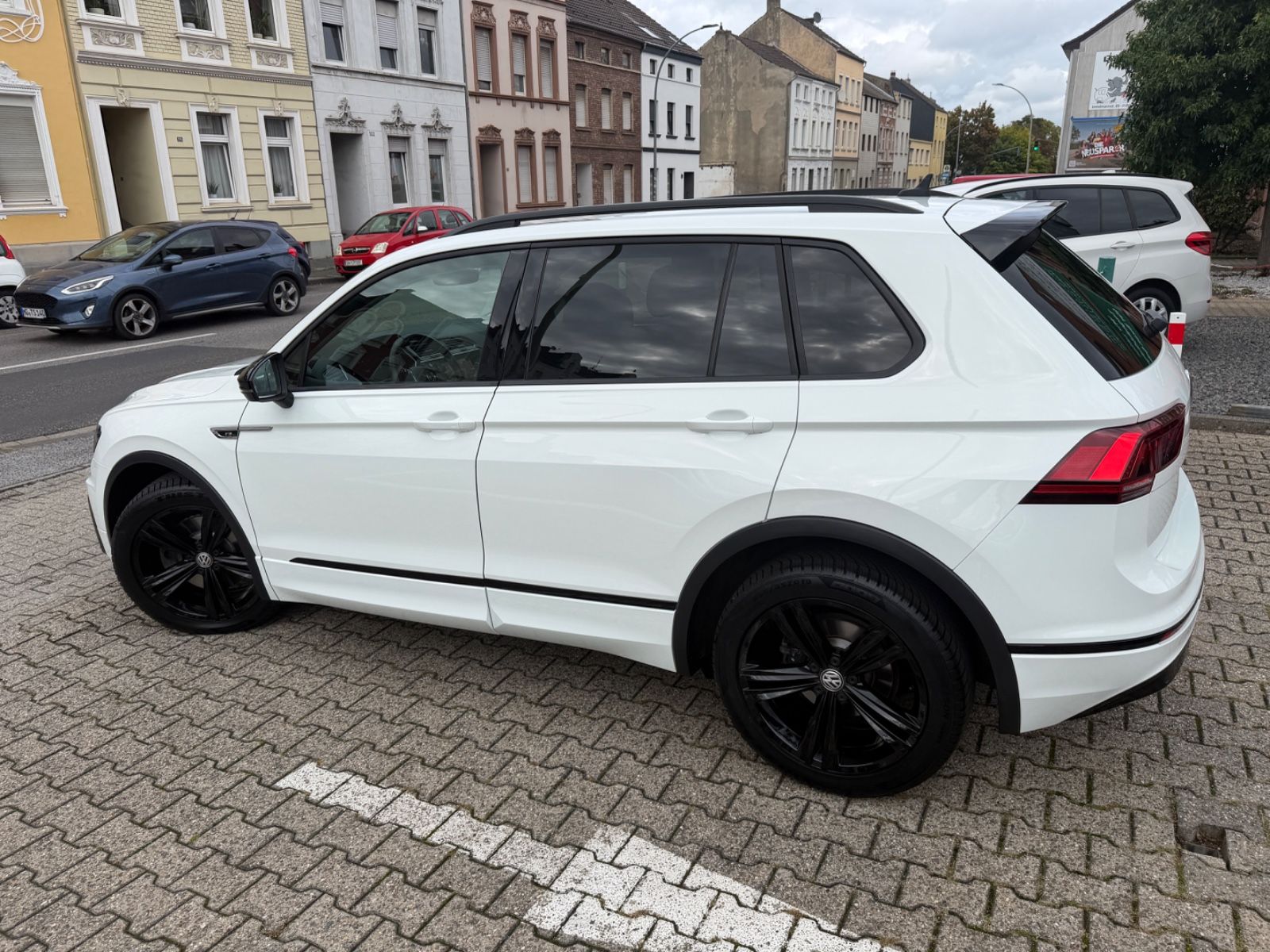 Fahrzeugabbildung Volkswagen Tiguan R-LINE 4Motion LED NAVI KAM. ACC SCHECKH.