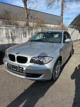 BMW 116 Limousine*TÜV NEU*SHZ*Klimaauto*AHK* PDC H - silberne BMW 116