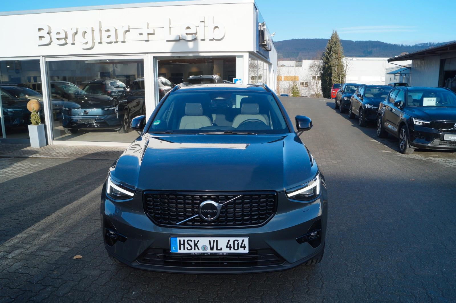 Volvo XC40 B4 Benzin 2WD Plus Dark DKG/AHK/Pixel/360°