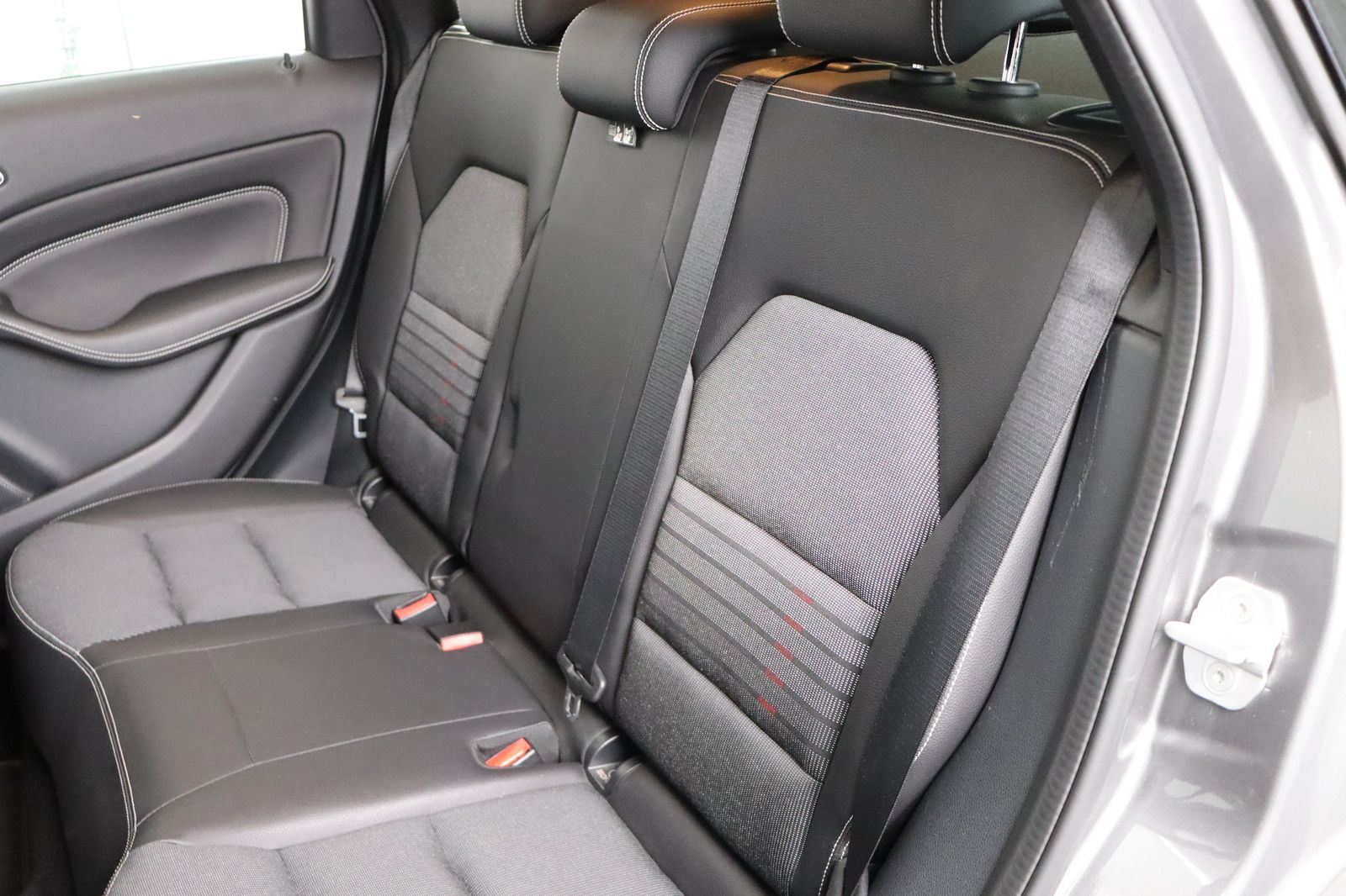Fahrzeugabbildung Mercedes-Benz B 200 d Sports Tourer * LED * Pano * Edition Urb