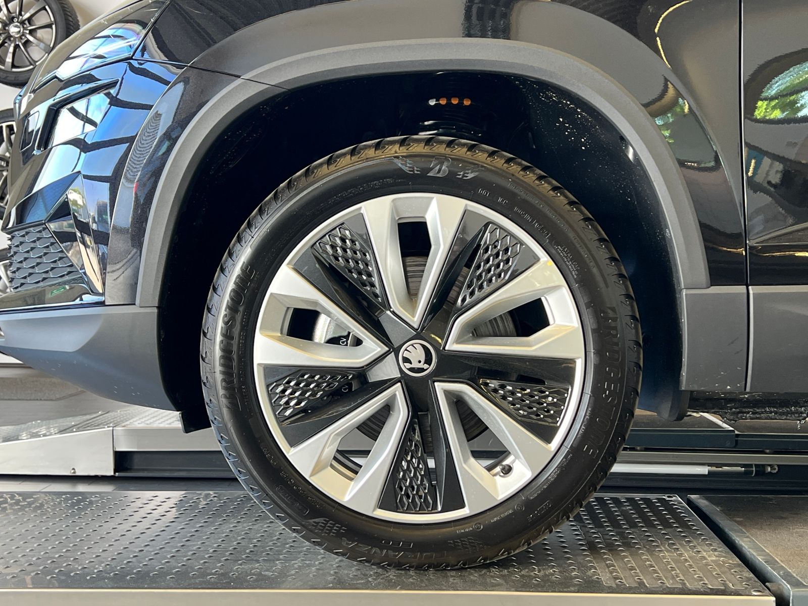 Fahrzeugabbildung SKODA Karoq Selection 1.5 TSI DSG *AHK, LED, 18"-LM*
