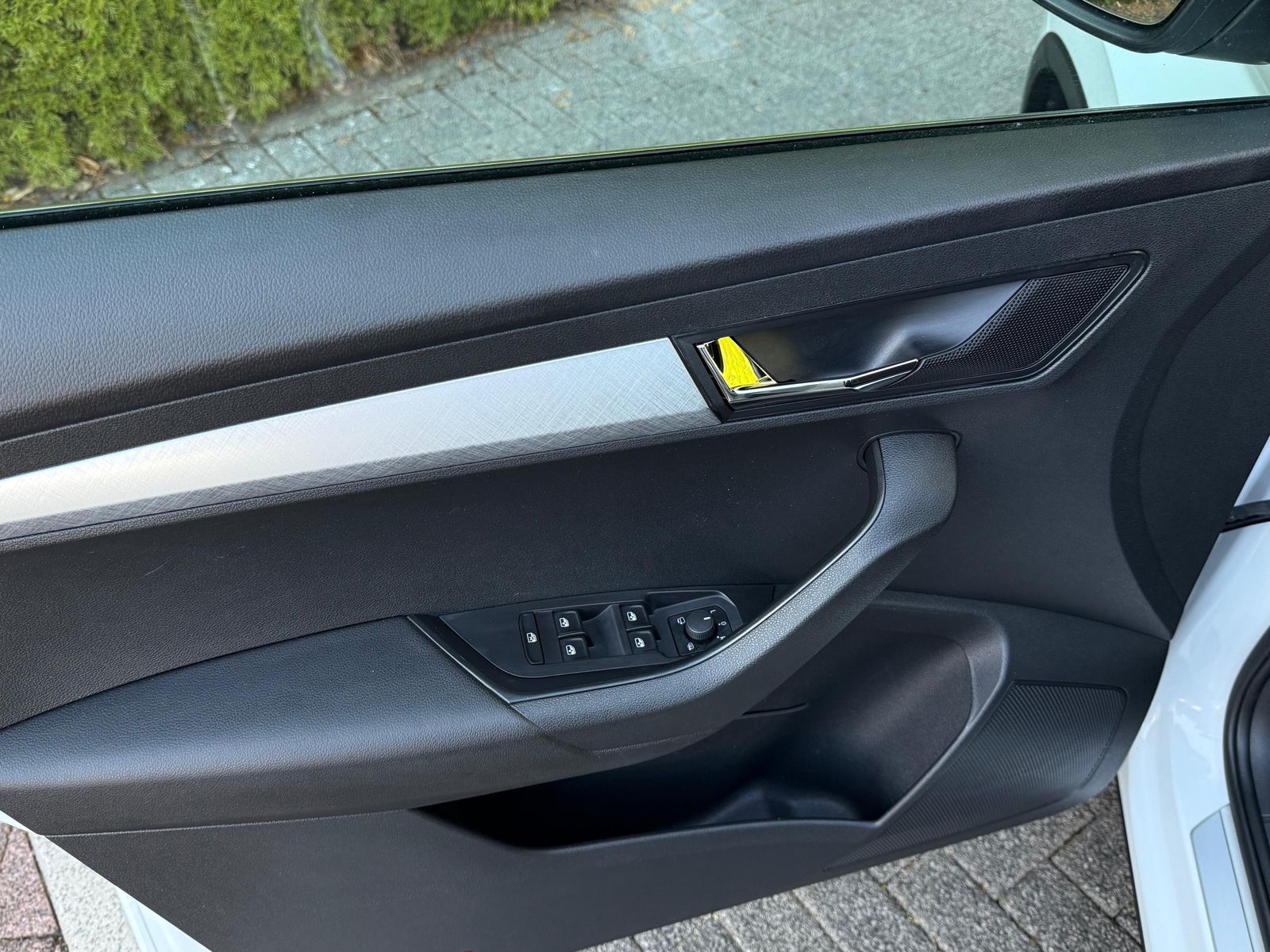 Fahrzeugabbildung SKODA Karoq 1.5 TSI Ambition LED+KAMERA+VIRT+CARPL+DAB