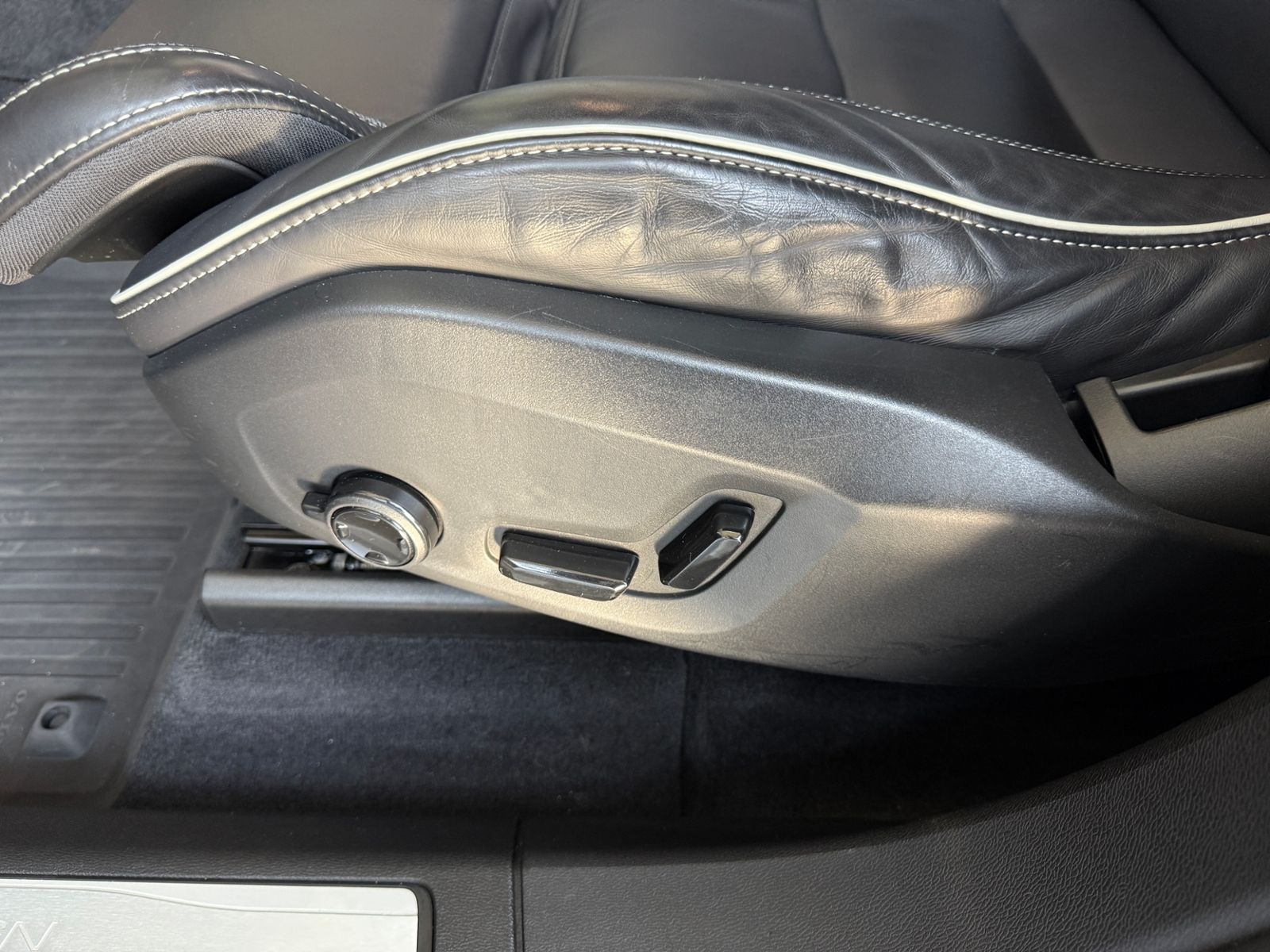 Fahrzeugabbildung Volvo XC60 R Design AHK H/K KAM LED