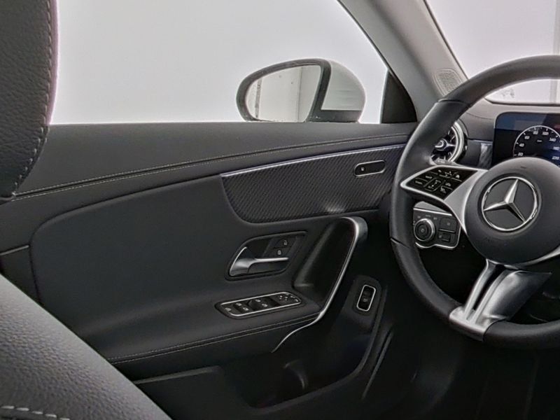 Fahrzeugabbildung Mercedes-Benz CLA 180 Progressive*Pano*Distron*360°*LED*CarPl*