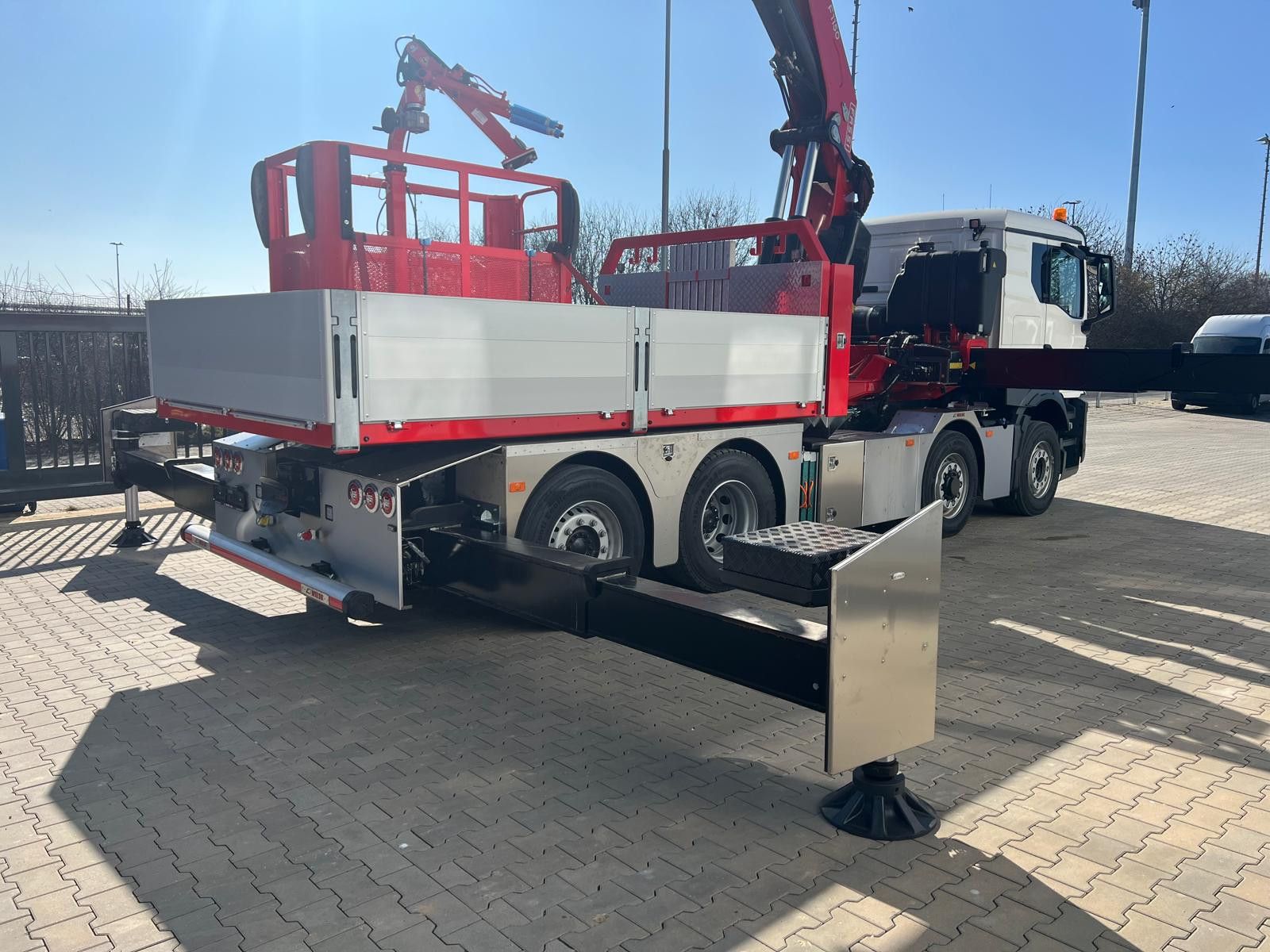 Fahrzeugabbildung MAN MAN 8x4 mit F1150RA.2.28 L616 Winde, 2.per. Korb