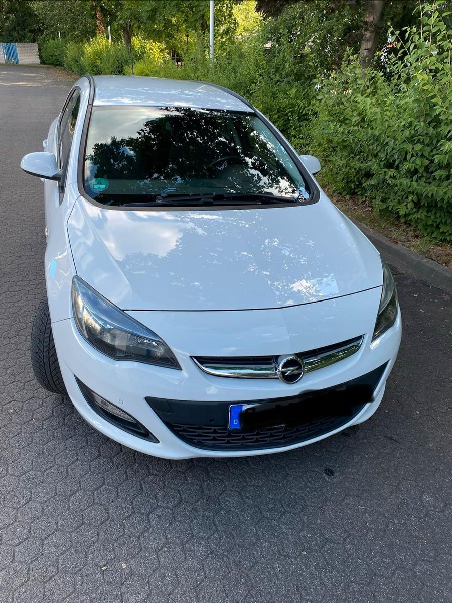Opel Astra 2014 — rear view