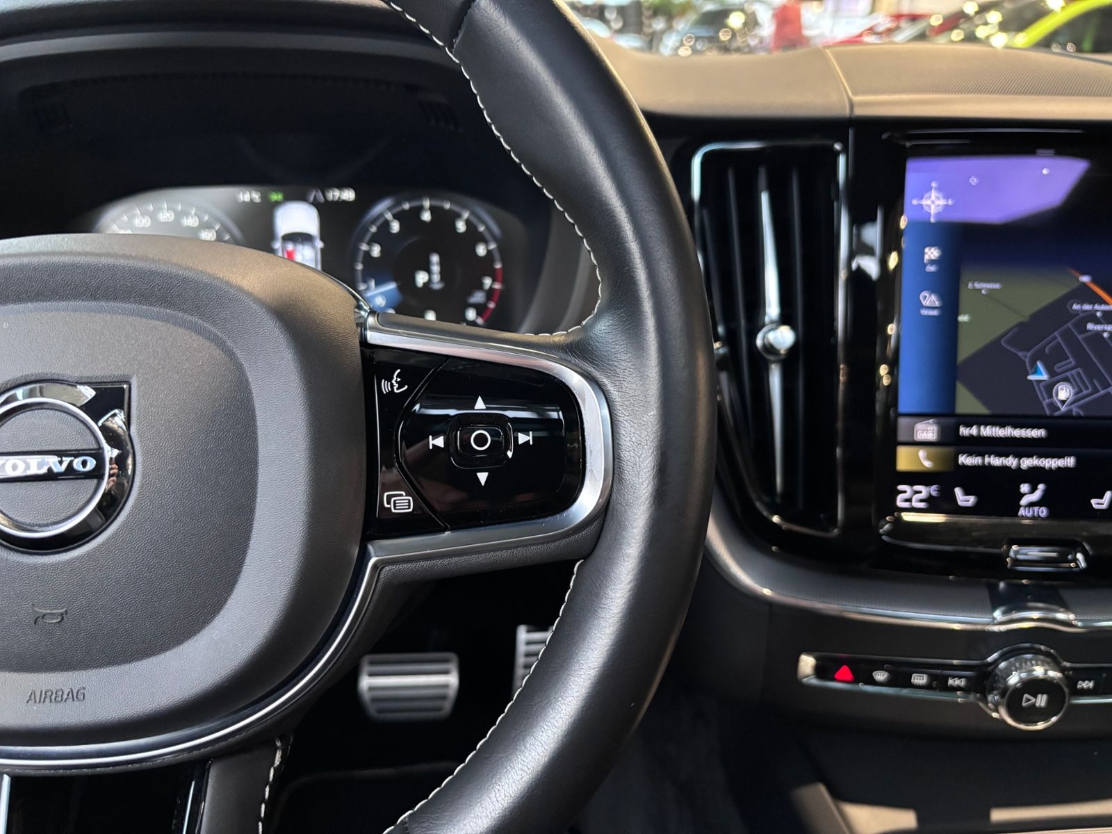 Fahrzeugabbildung Volvo XC60 R Design PANO LED NAVI ALU